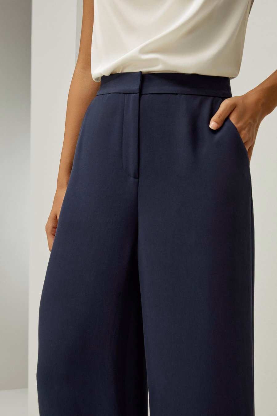 Pantalón de pierna ancha de seda ajustado con tiro medio