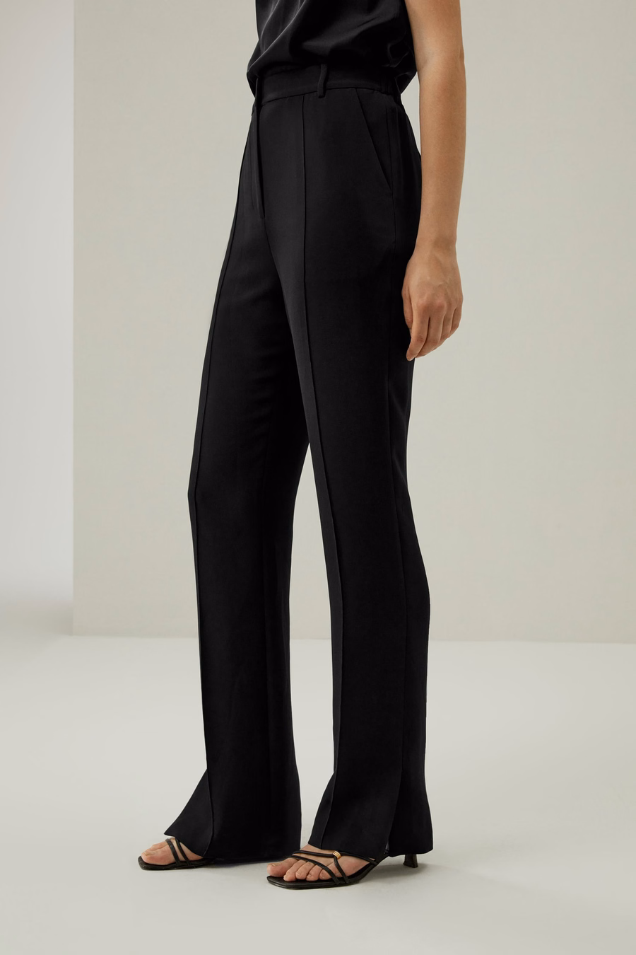 Pantalones rectos de seda con abertura lateral
