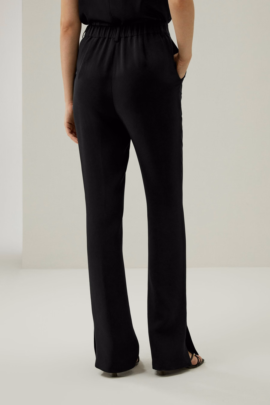 Pantalones rectos de seda con abertura lateral