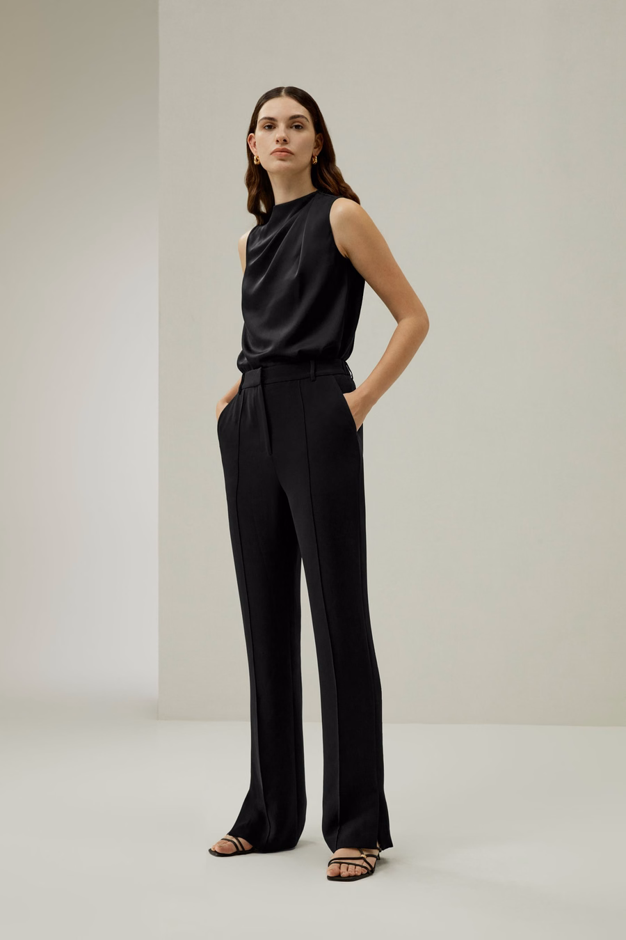 Pantalones rectos de seda con abertura lateral