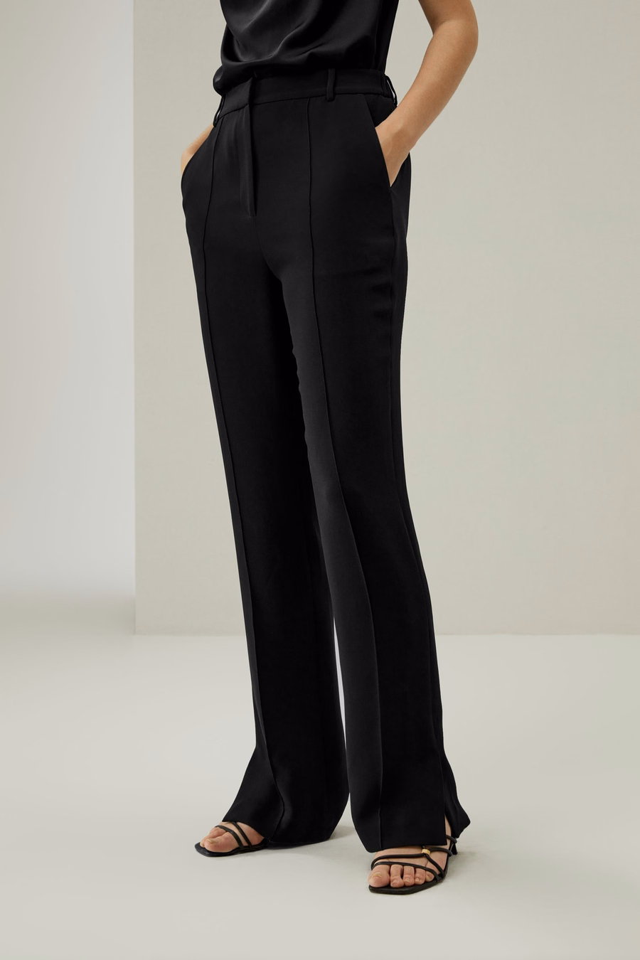 Pantalones rectos de seda con abertura lateral