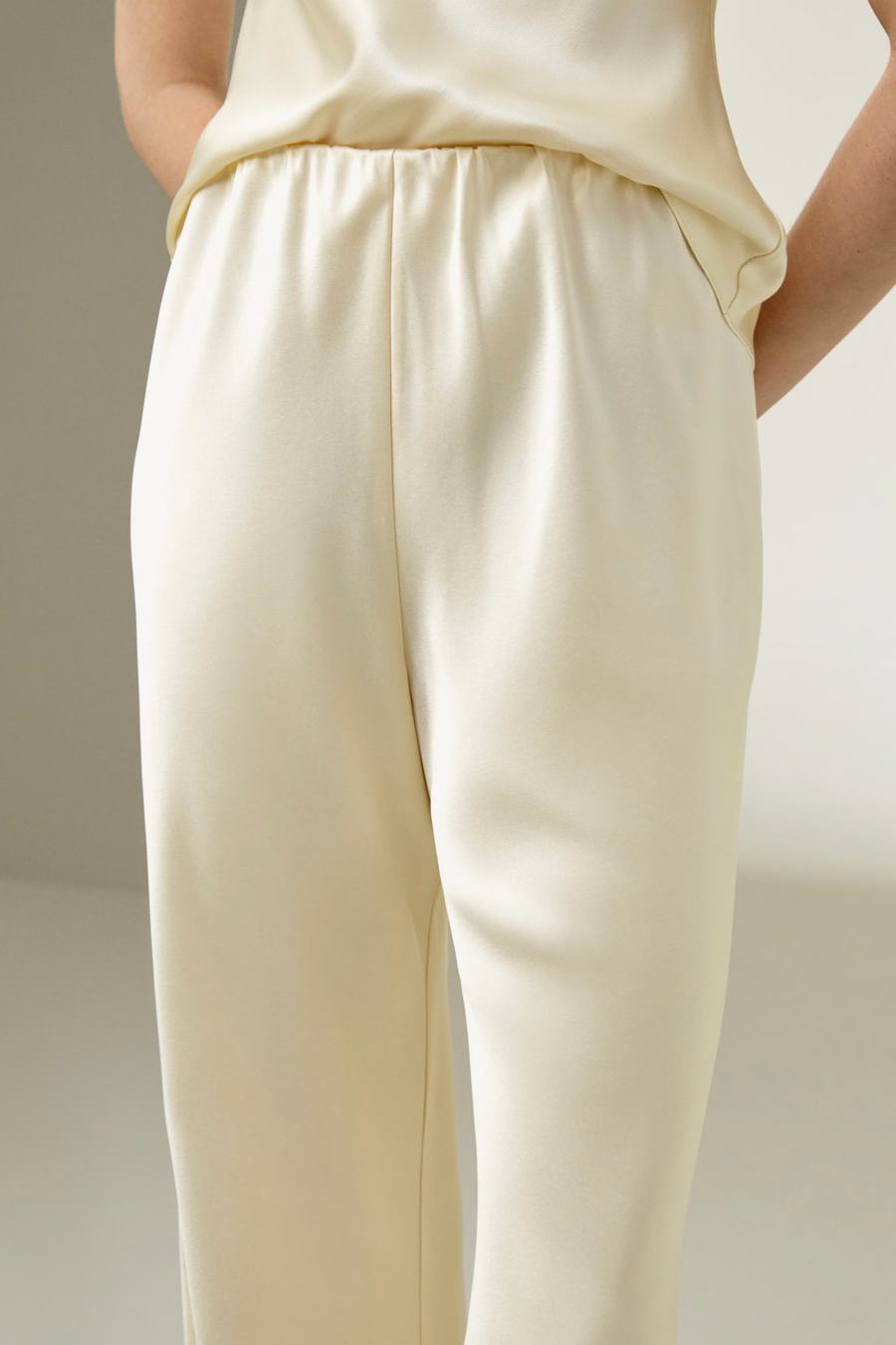 Pantalones de seda cortados al bies