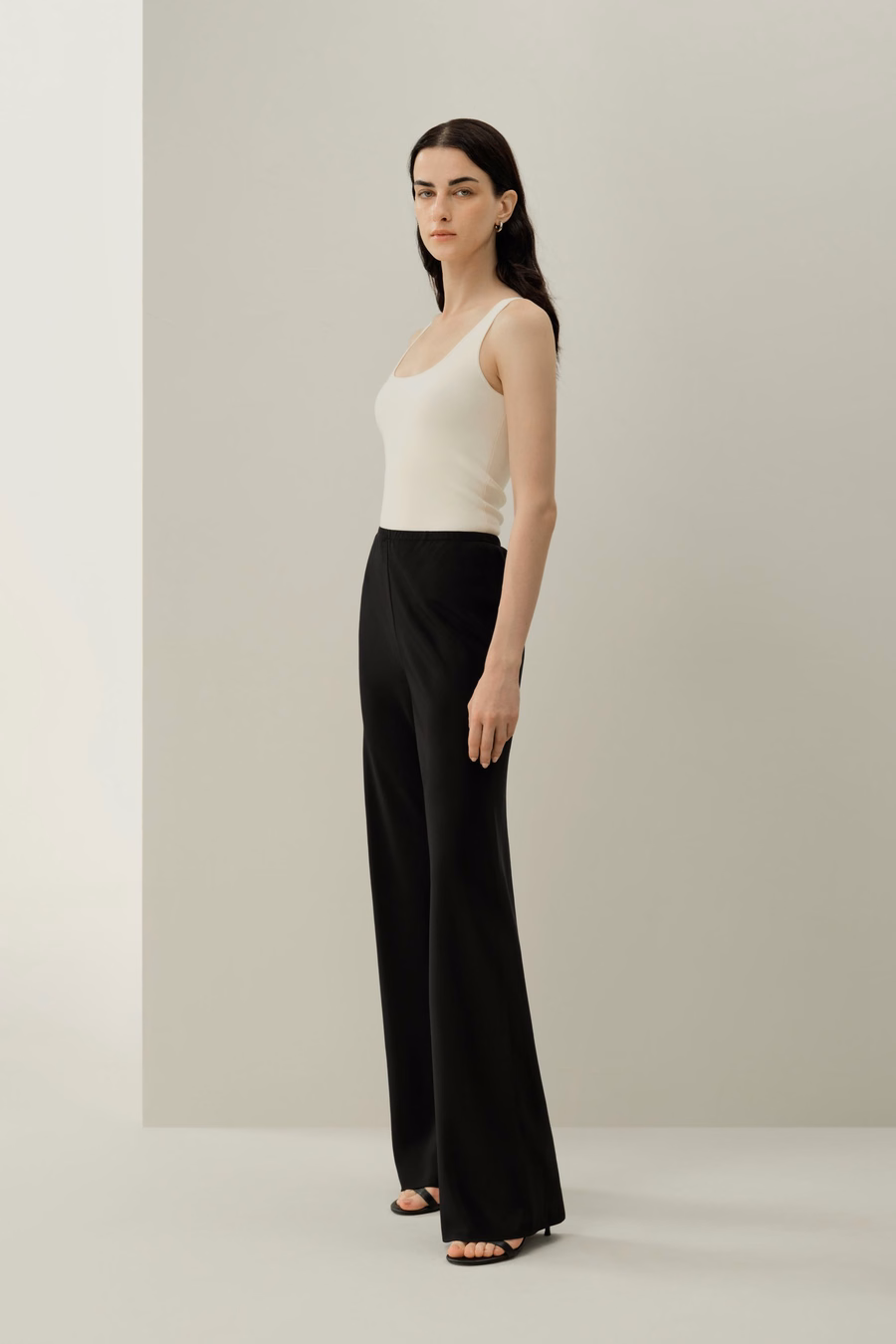 Pantalones de seda de pierna recta cortados al sesgo