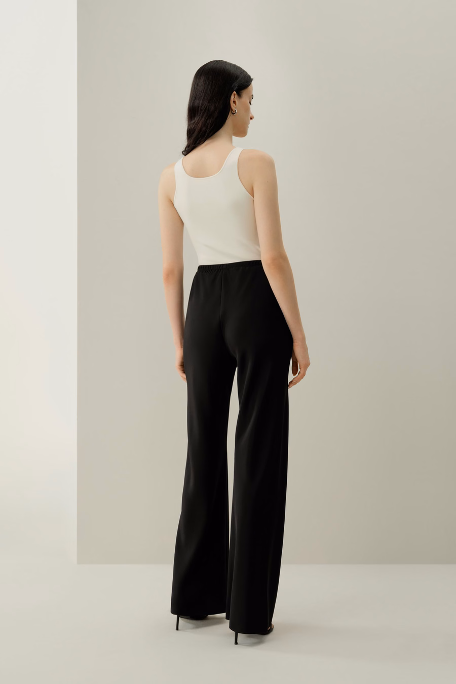 Pantalones de seda de pierna recta cortados al sesgo