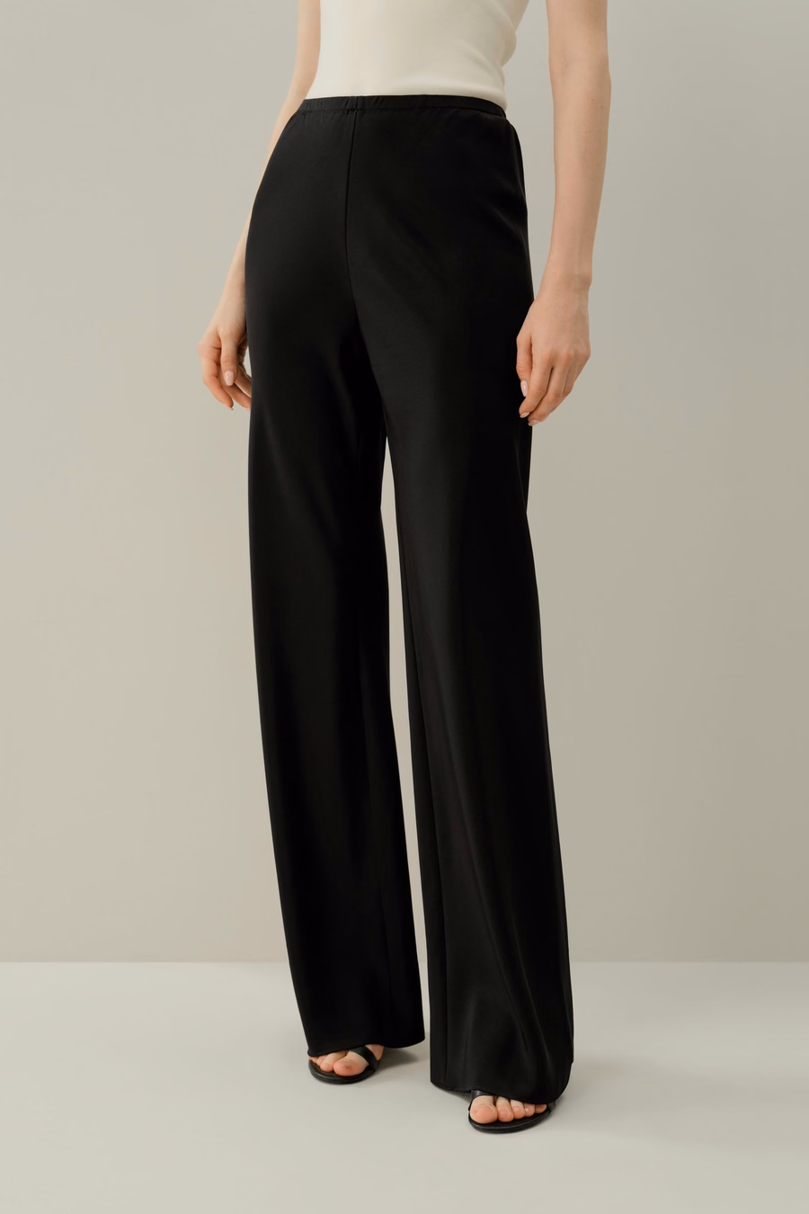 Pantalones de seda de pierna recta cortados al sesgo