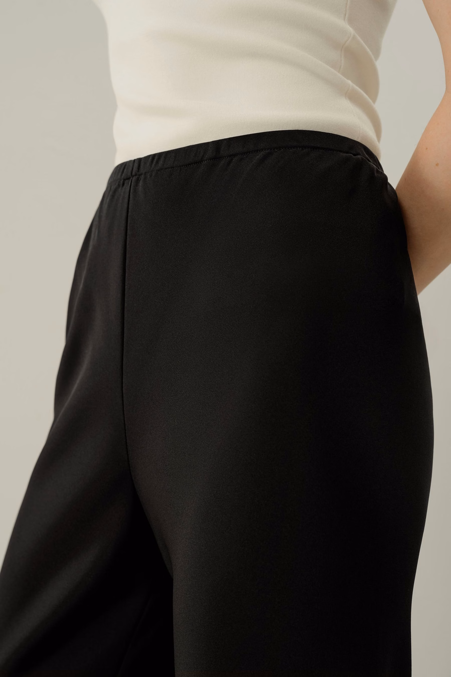 Pantalones de seda de pierna recta cortados al sesgo