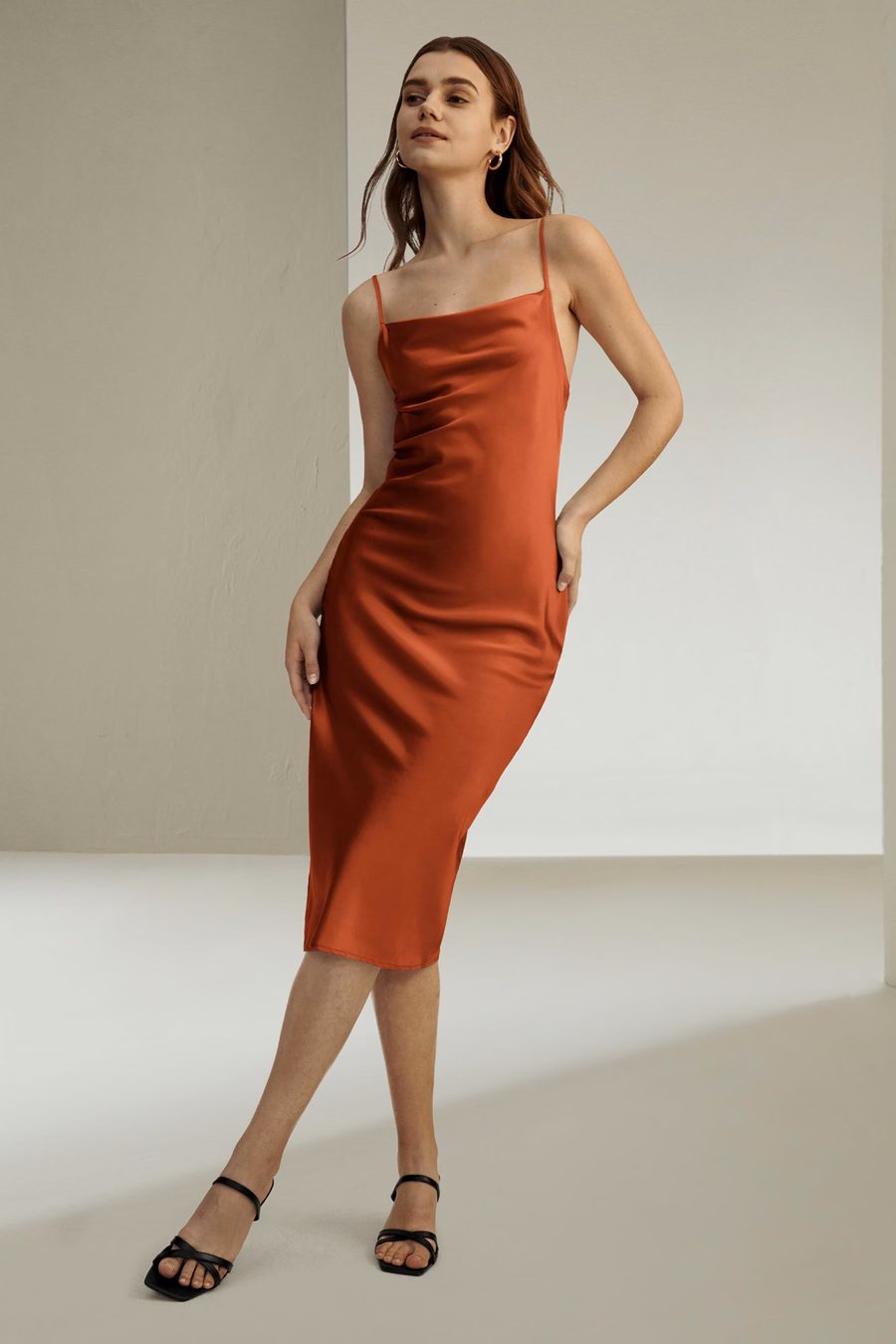 Vestido de Seda con Cuello Cowl Elegante y Atractivo