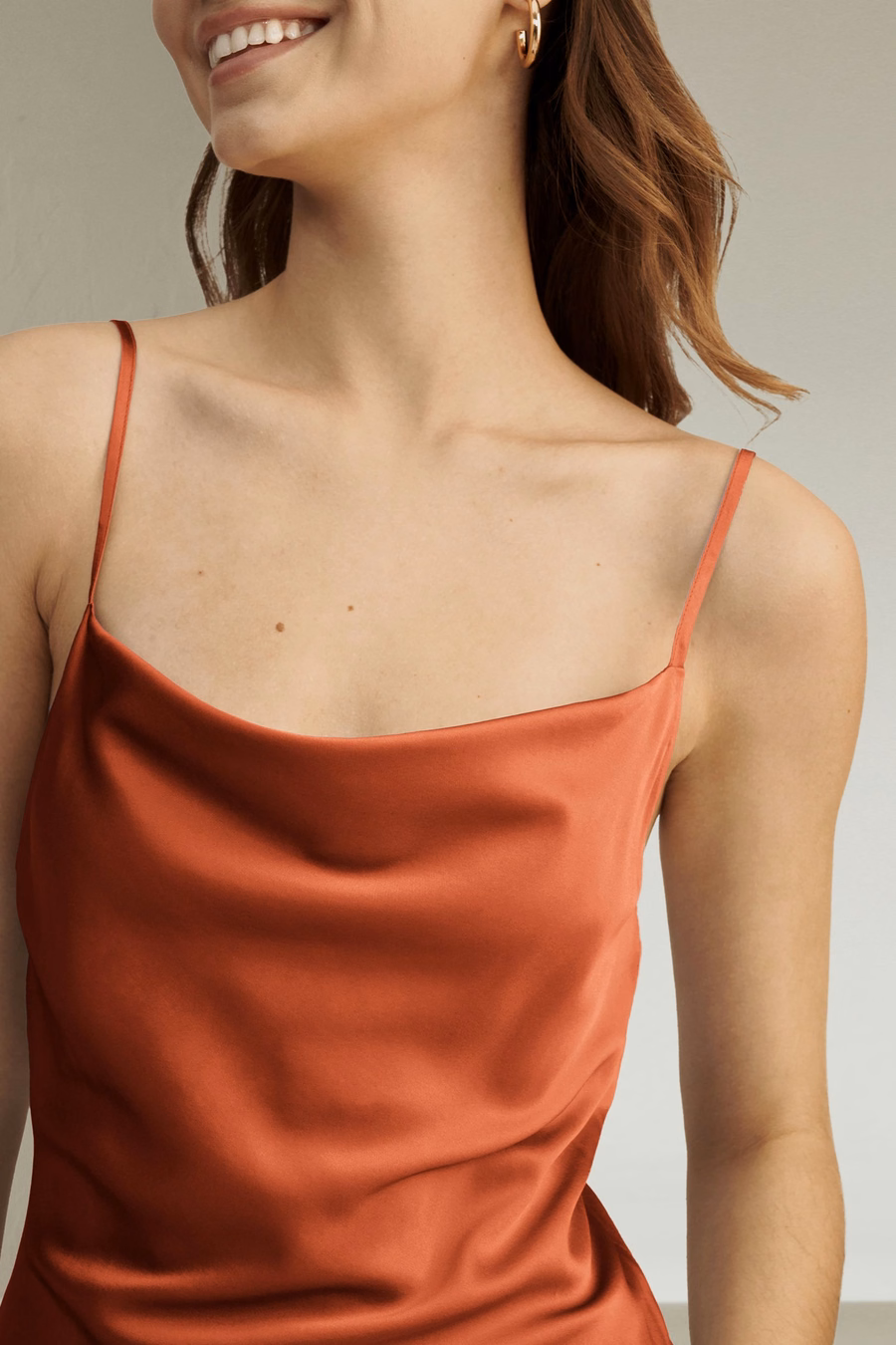 Vestido de Seda con Cuello Cowl Elegante y Atractivo