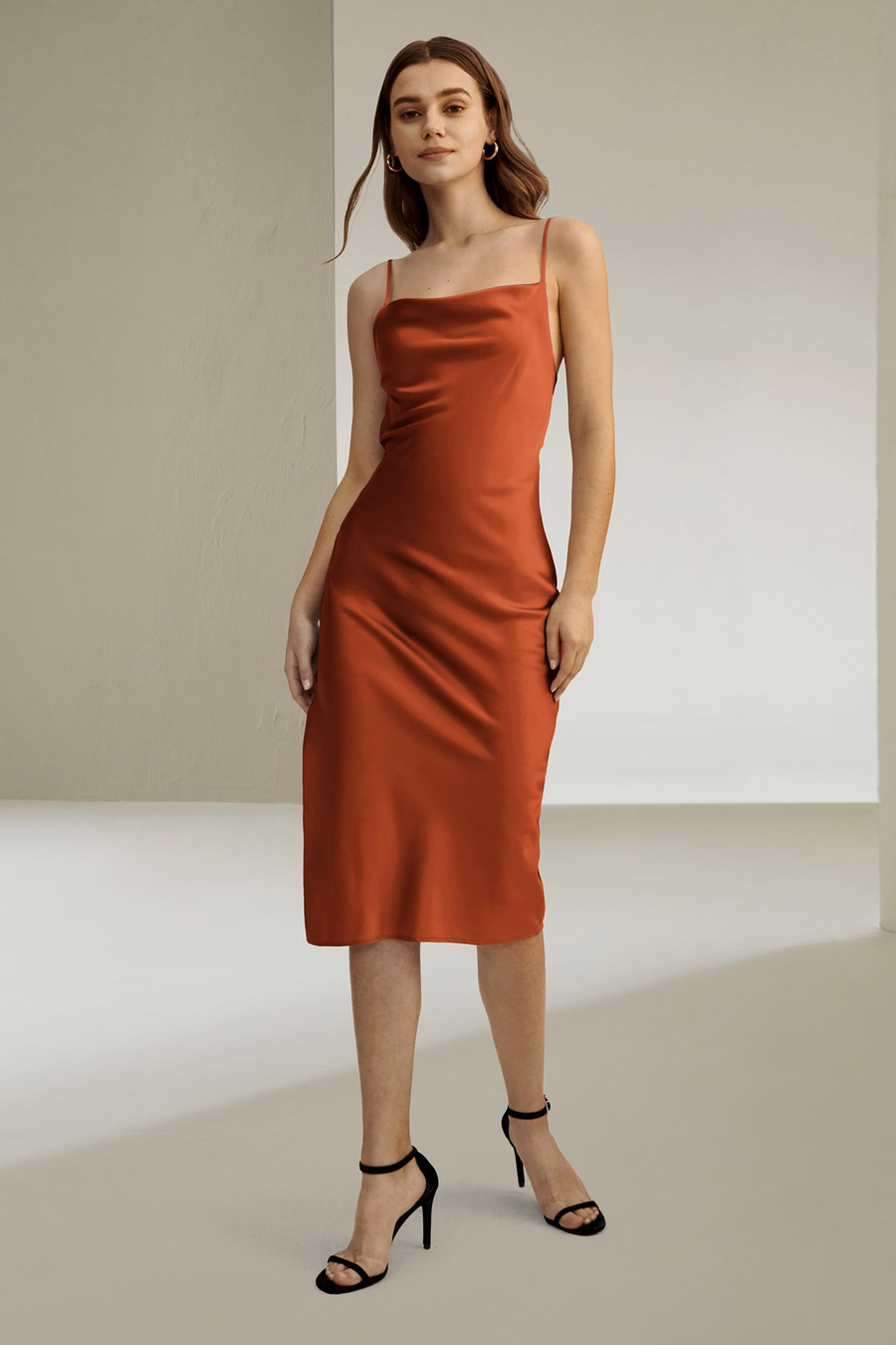 Vestido de Seda con Cuello Cowl Elegante y Atractivo