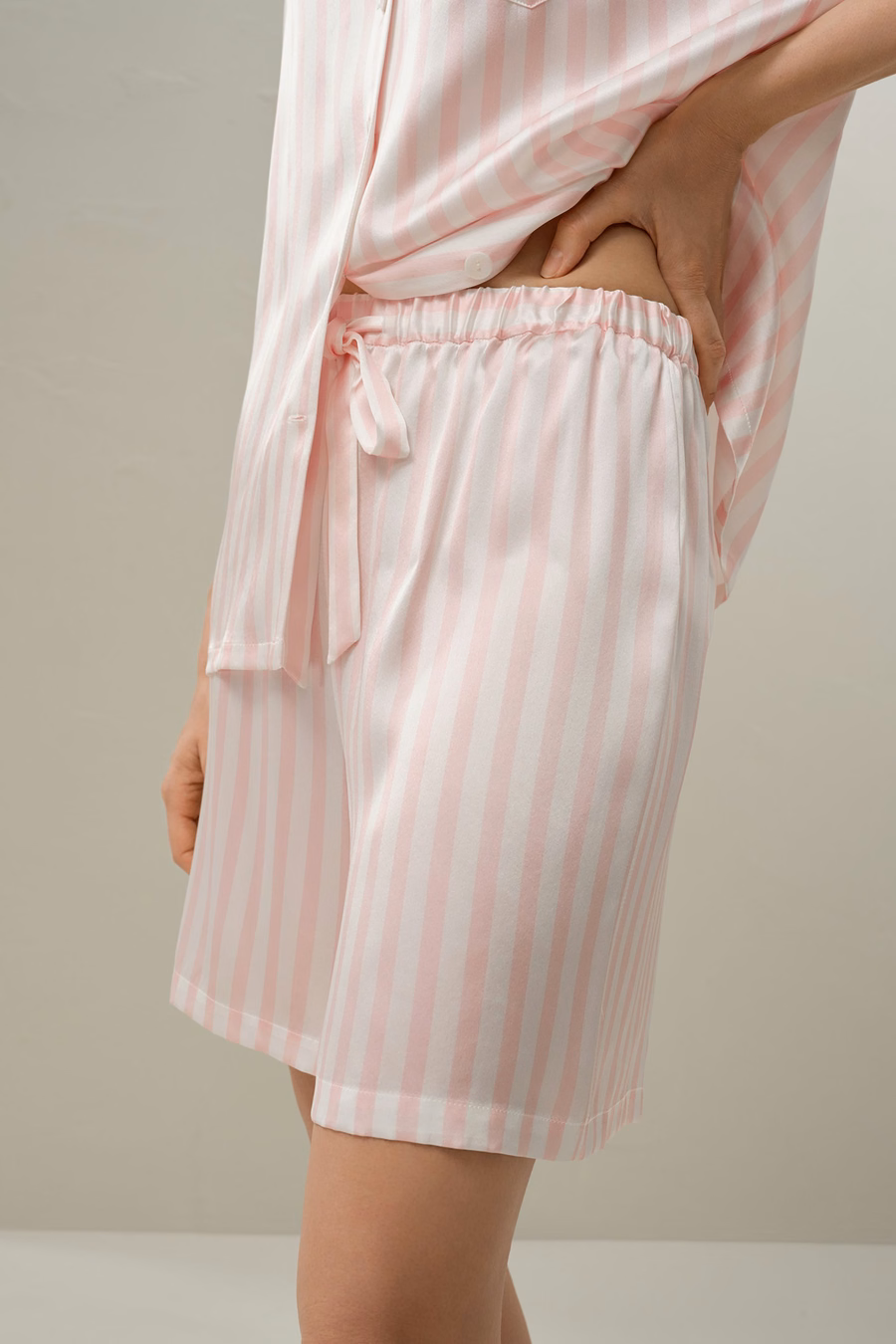 Conjunto de Pijama Corto de Charmeuse Rayado