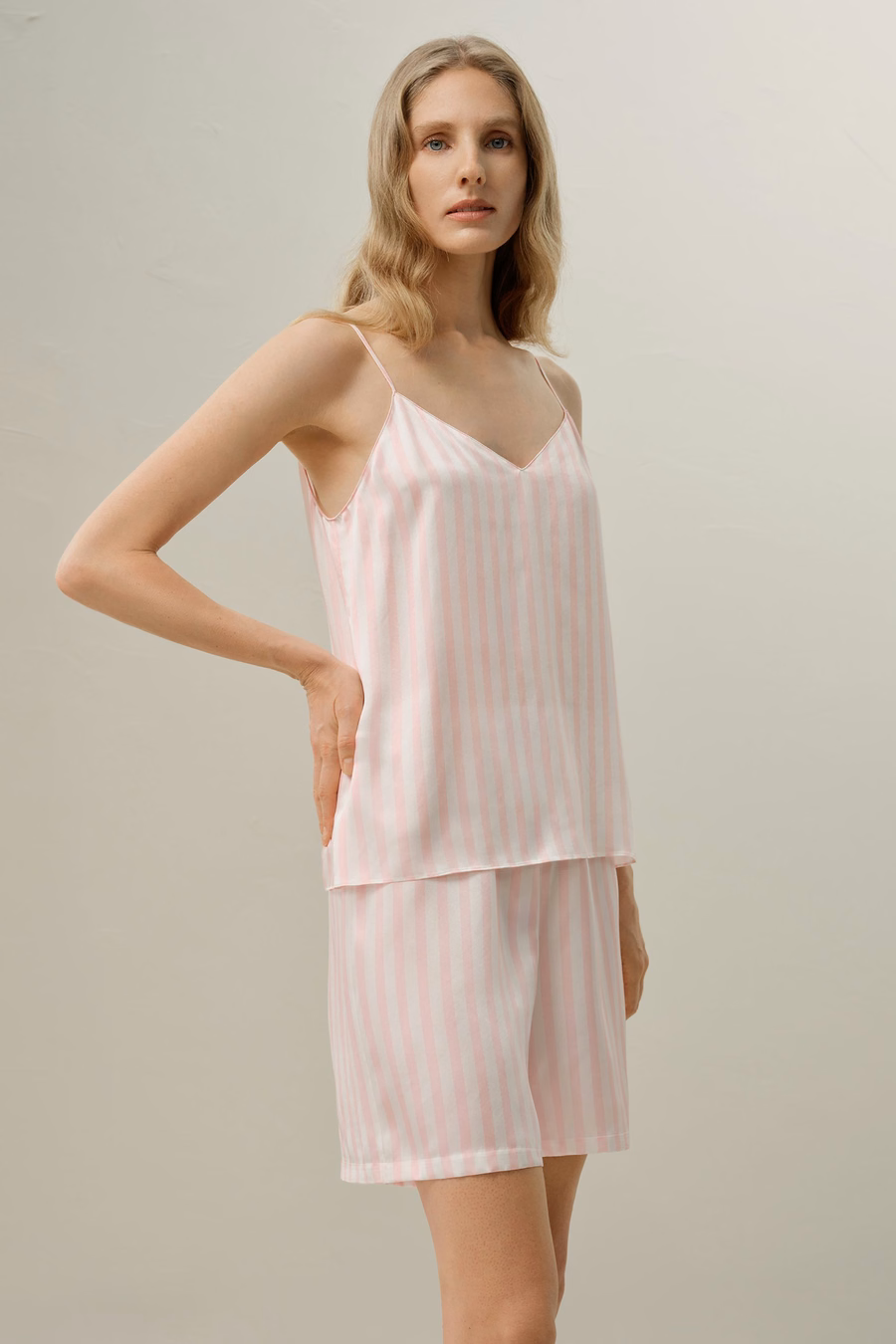 Conjunto de Camiseta de Charmeuse Rayada
