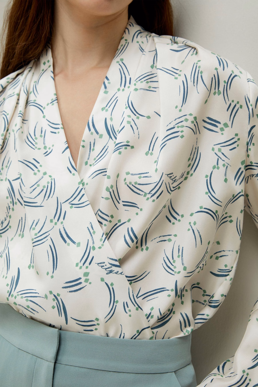 Camisa de impresión botánica abstracta