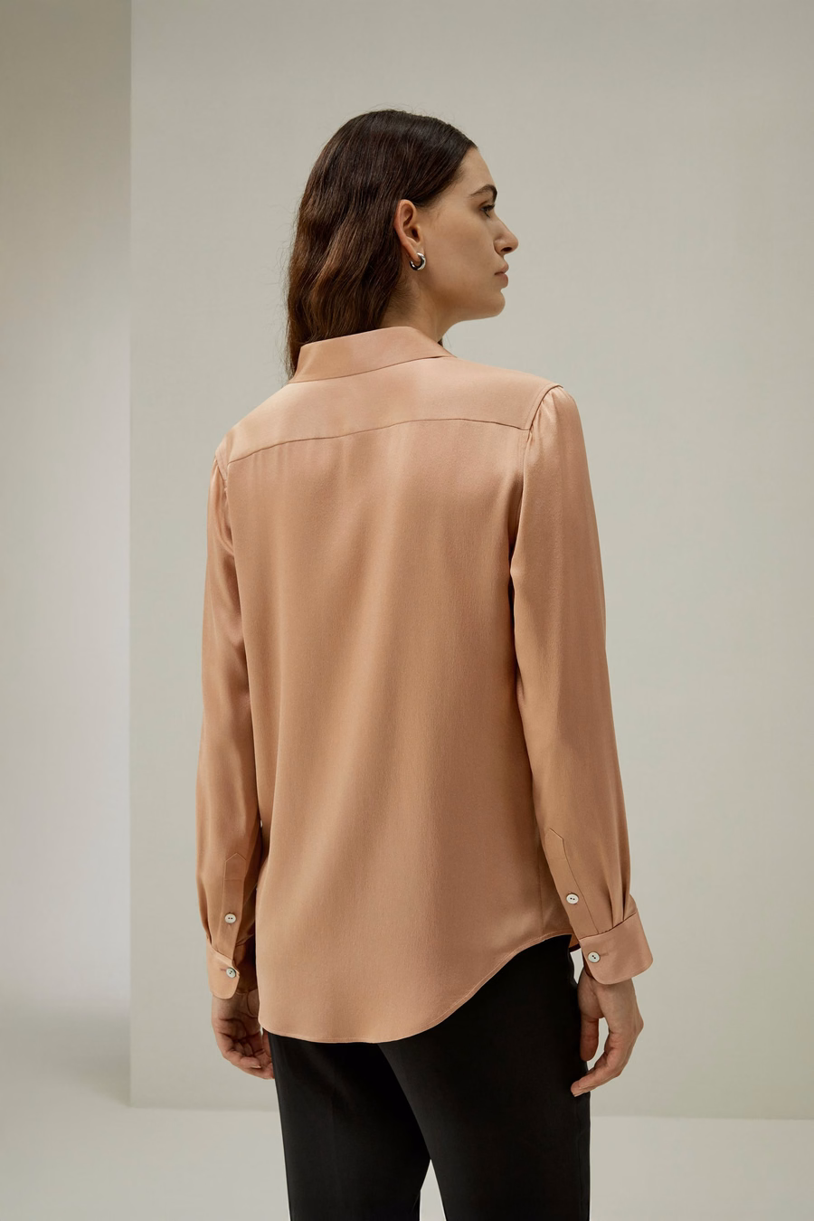 Blusa de seda con placket minimalista y botones de concha
