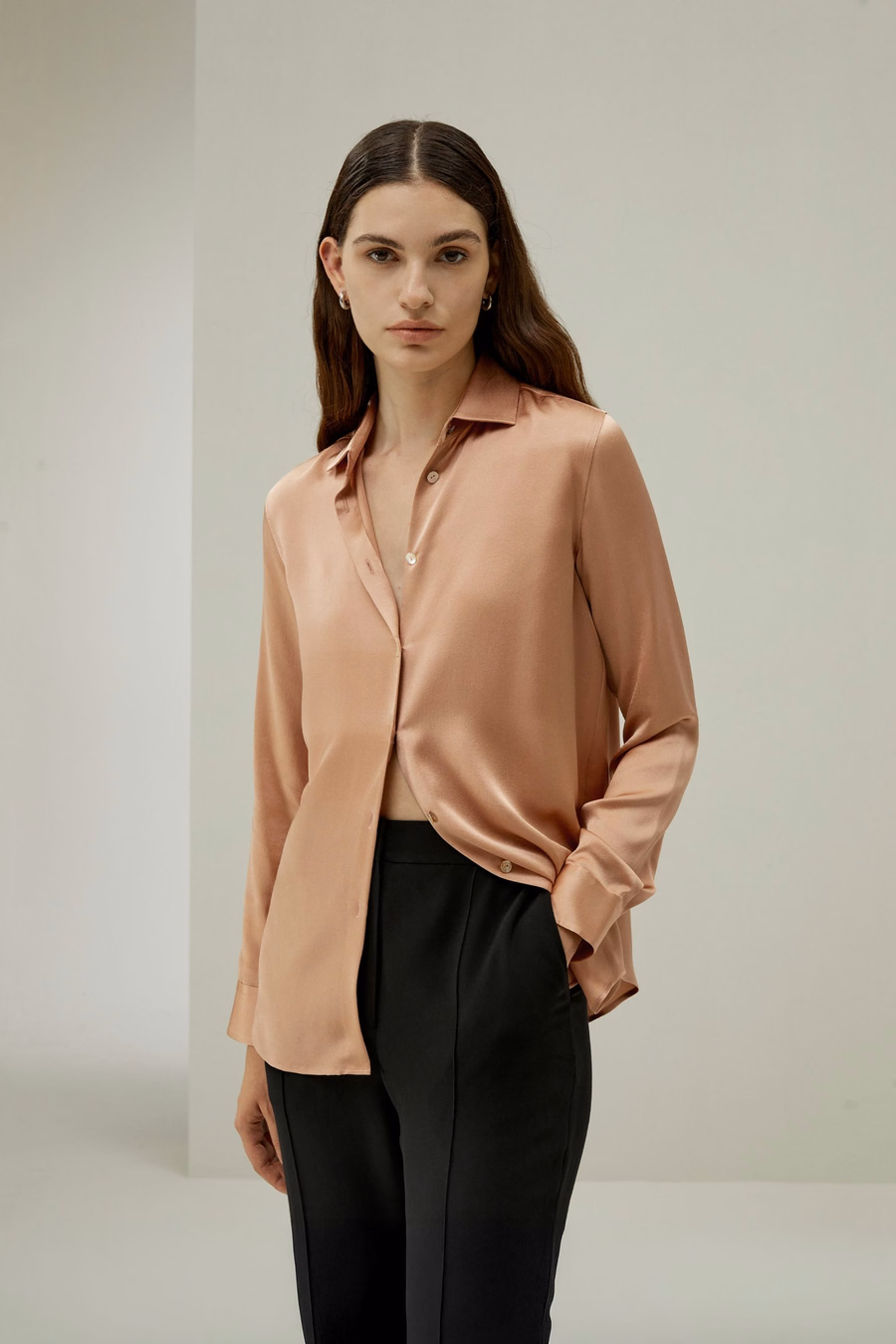 Blusa de seda con placket minimalista y botones de concha