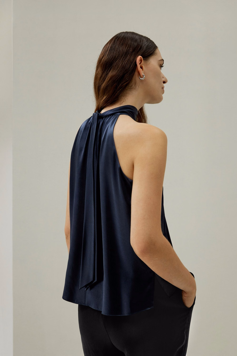 Top halter minimalista Allure de seda