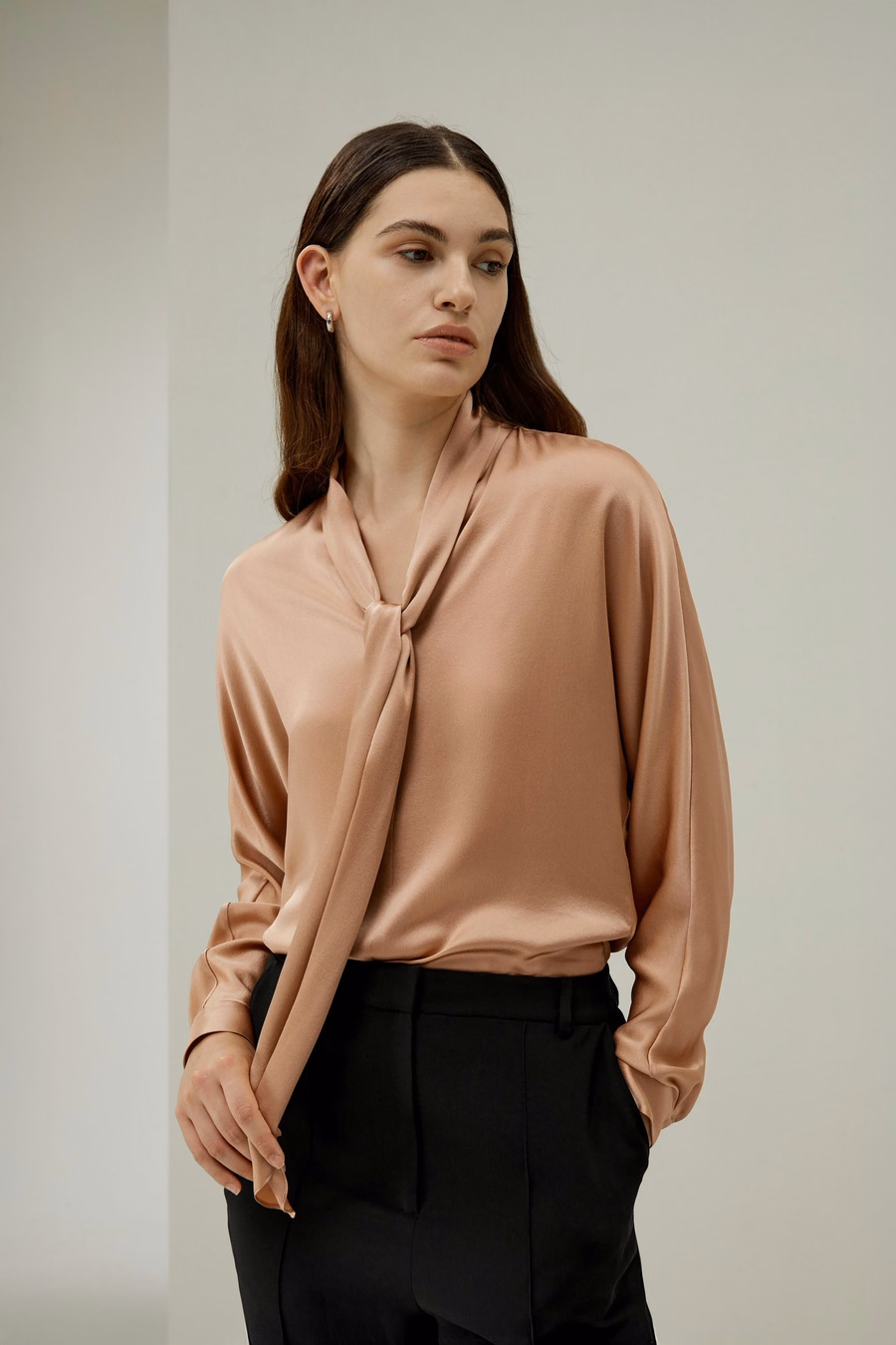 Blusa de seda con mangas tipo bat y cuello ajustable
