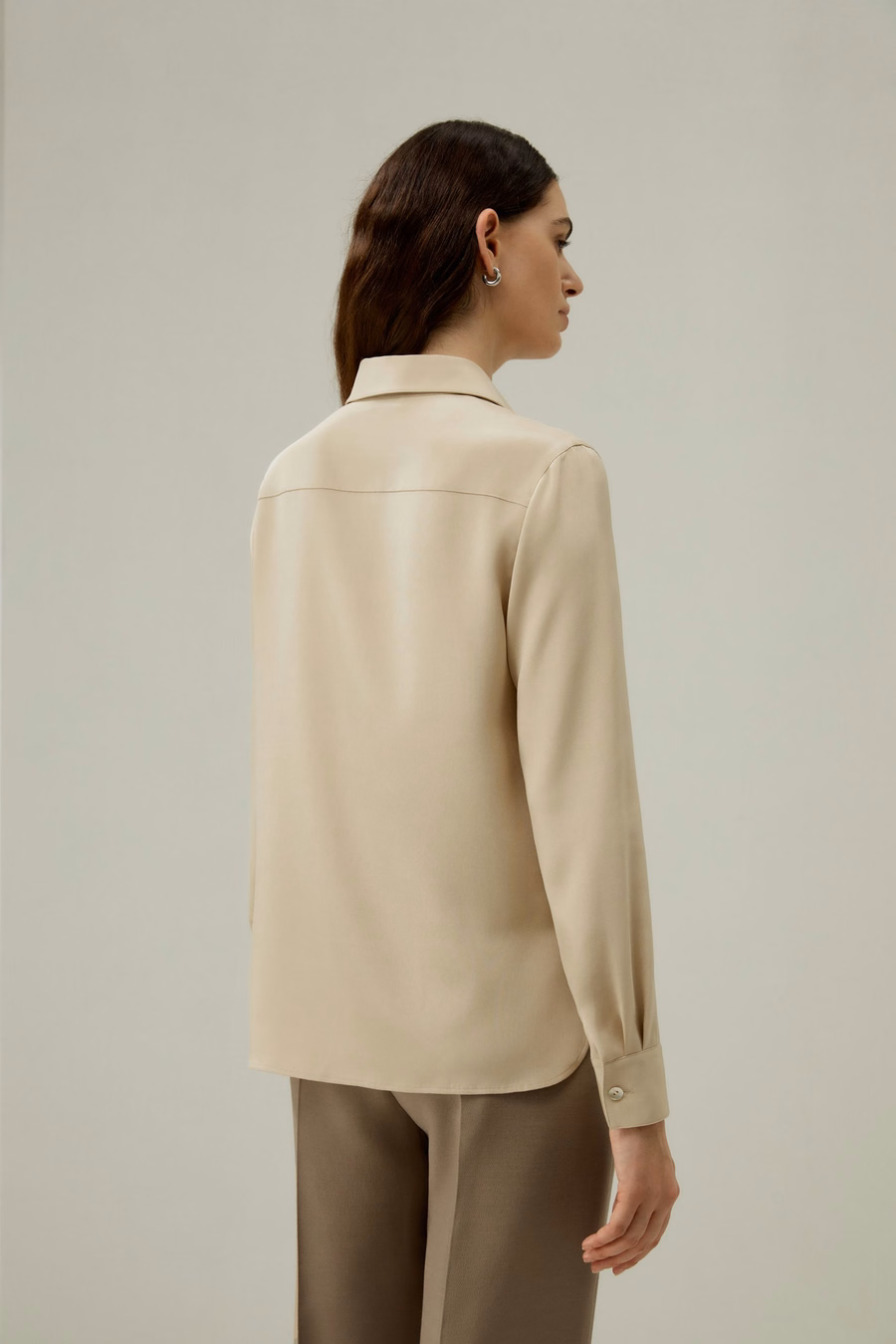 Blusa de seda elegante con botones