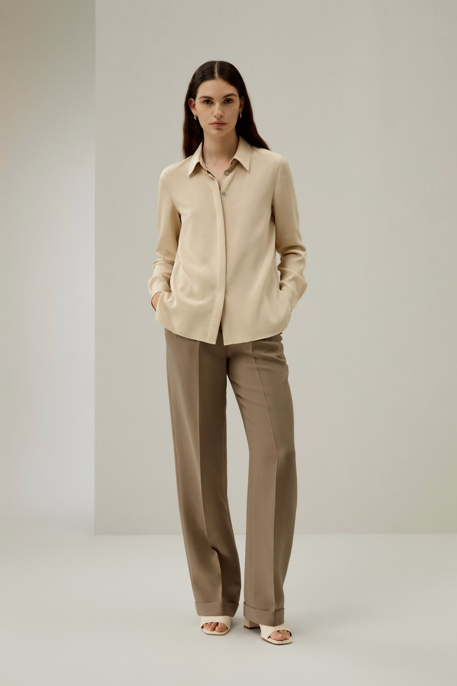 Blusa de seda elegante con botones