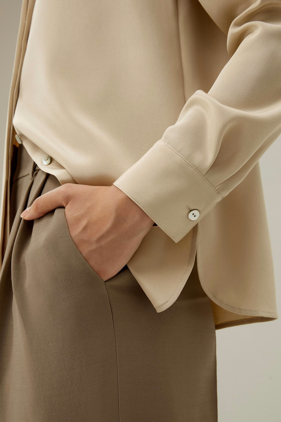 Blusa de seda elegante con botones