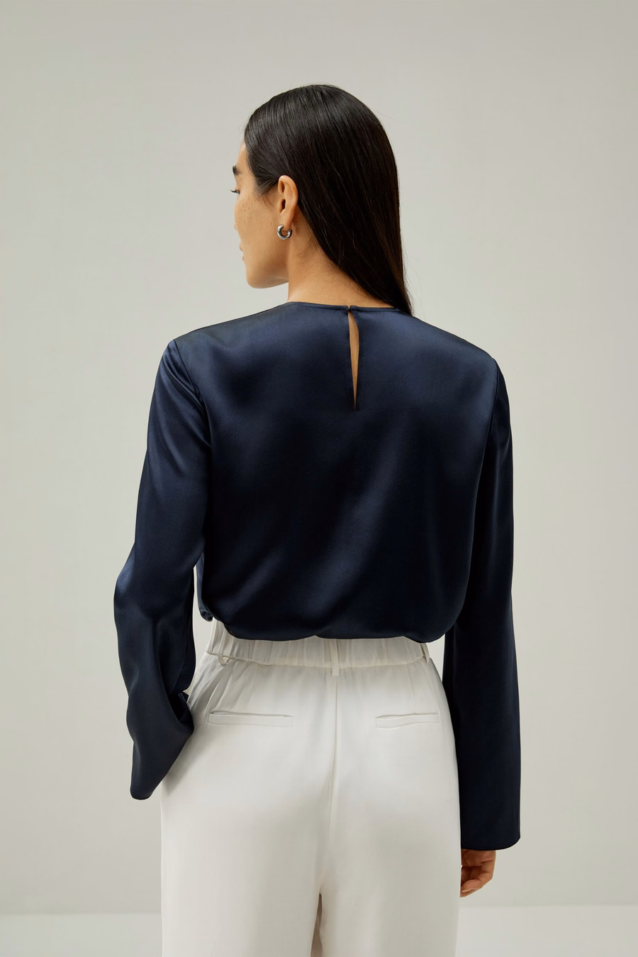 Top de seda con cuello fruncido