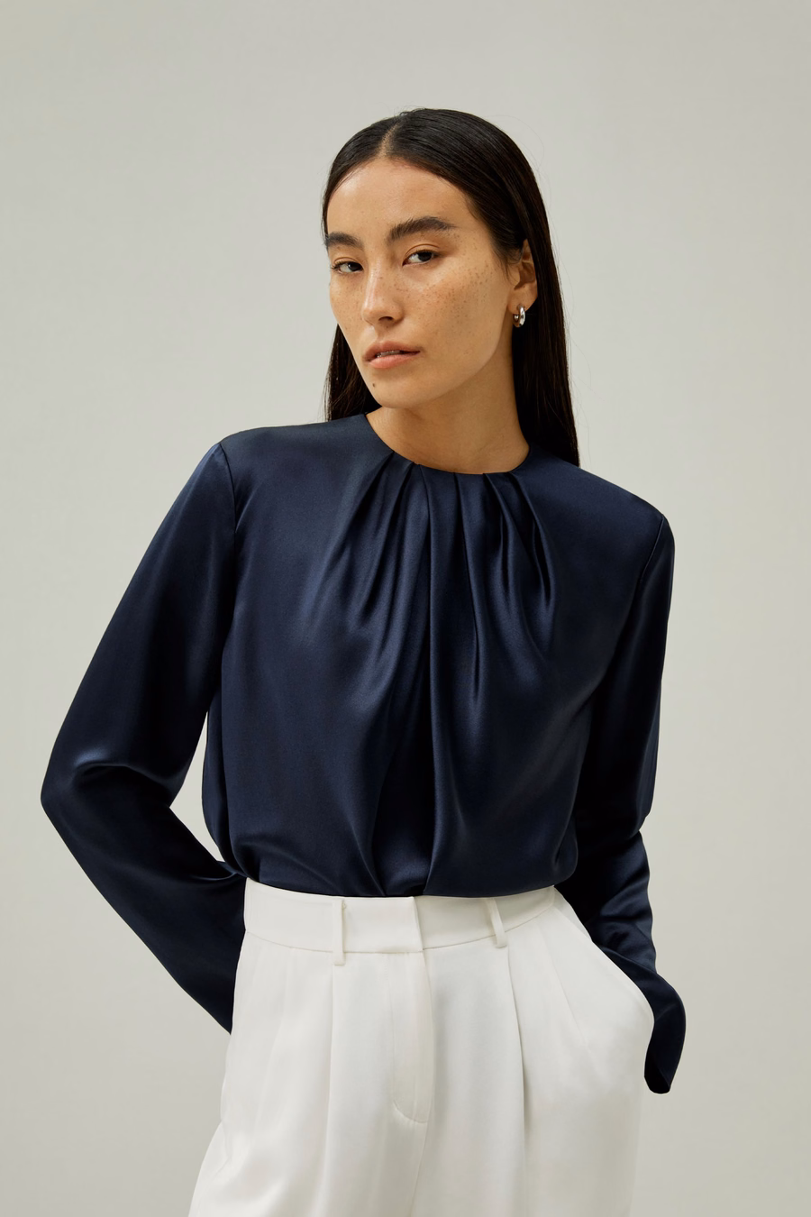 Top de seda con cuello fruncido