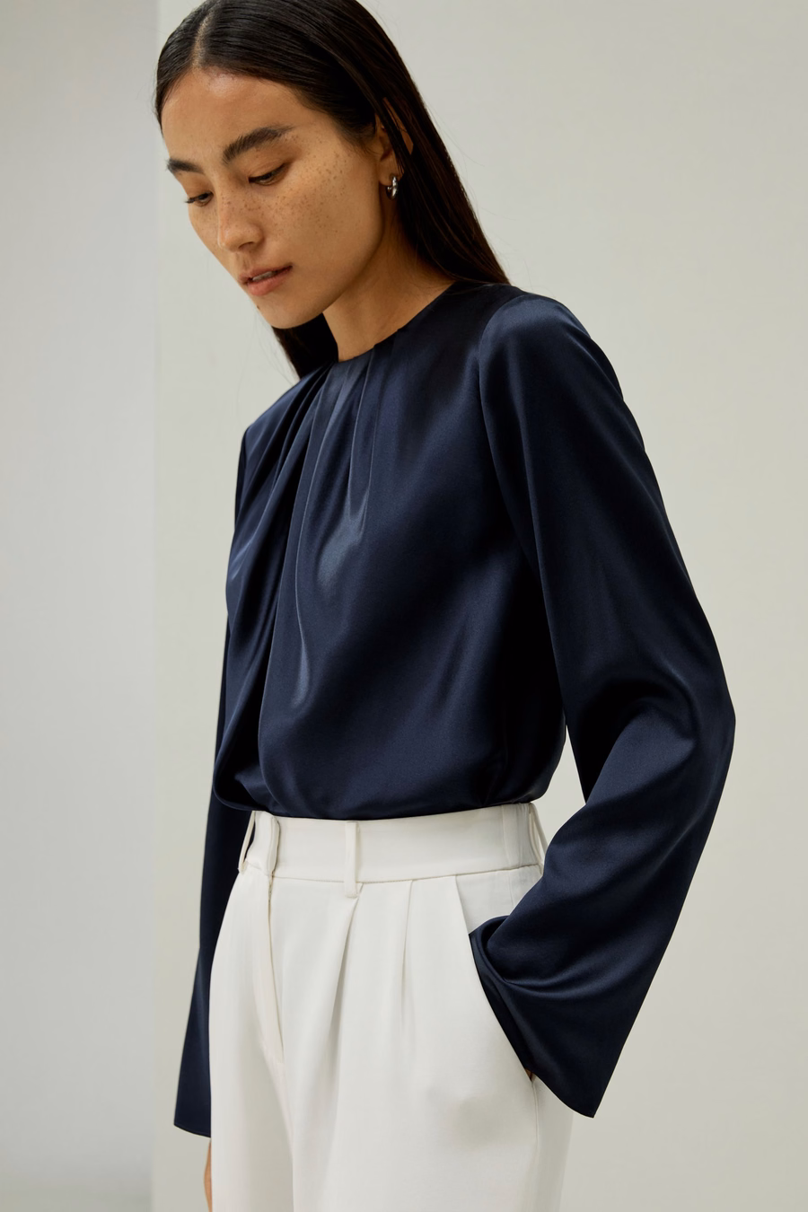 Top de seda con cuello fruncido