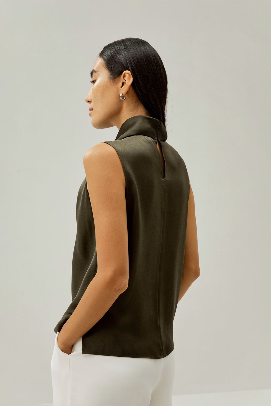 Camiseta asimétrica sin mangas con cuello caído