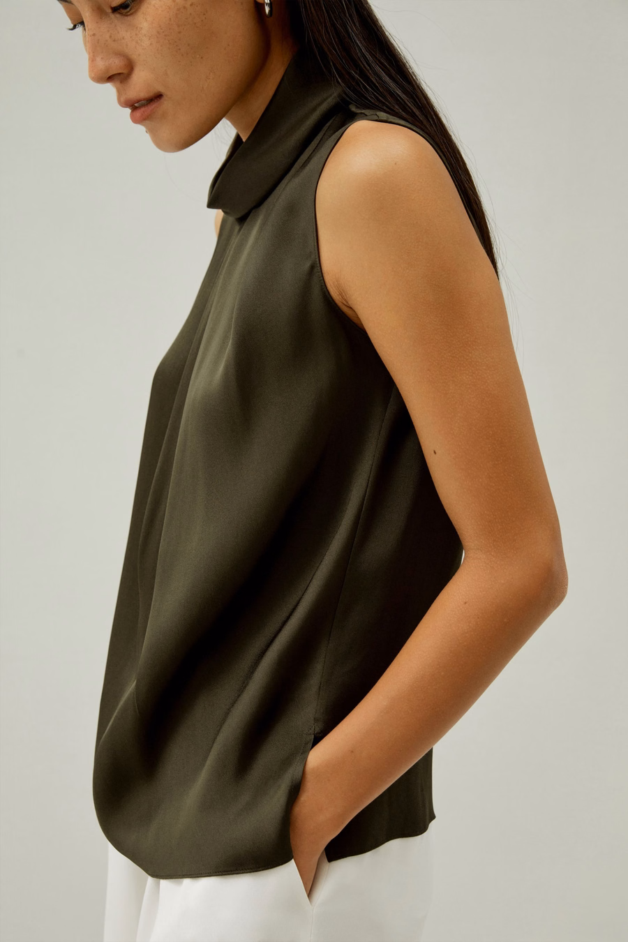 Camiseta asimétrica sin mangas con cuello caído
