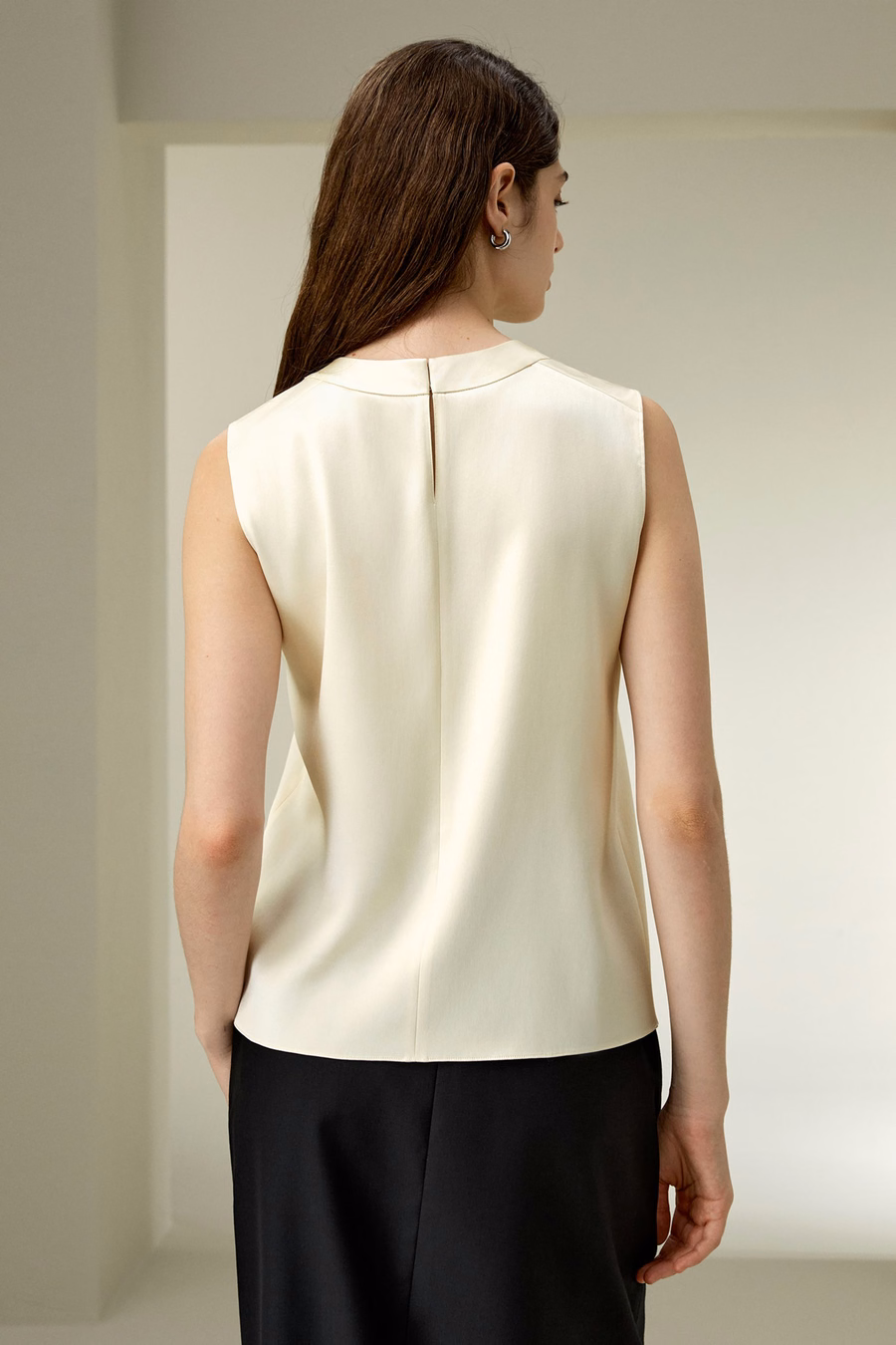 Top de seda sin mangas con cuello redondo