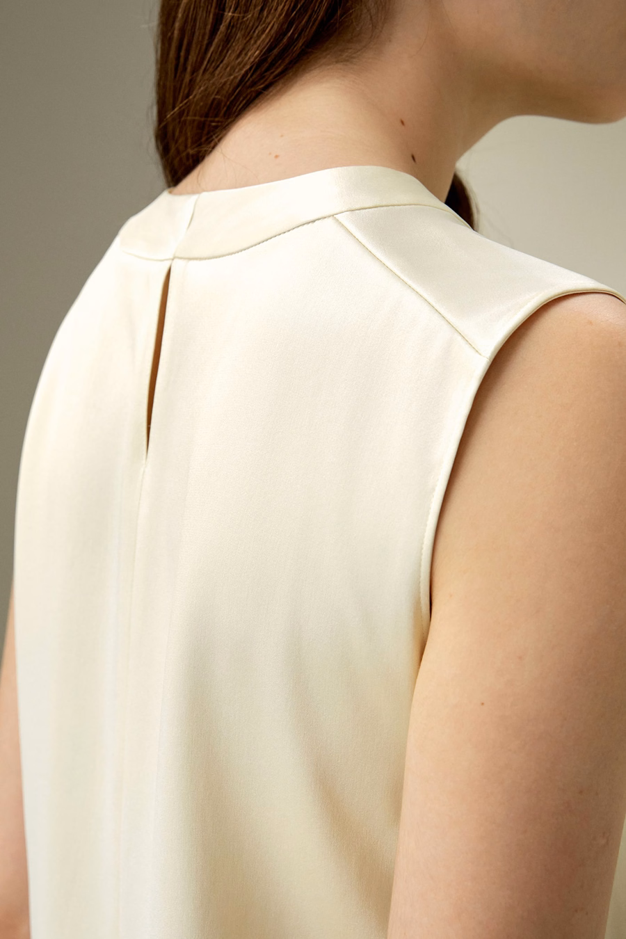Top de seda sin mangas con cuello redondo