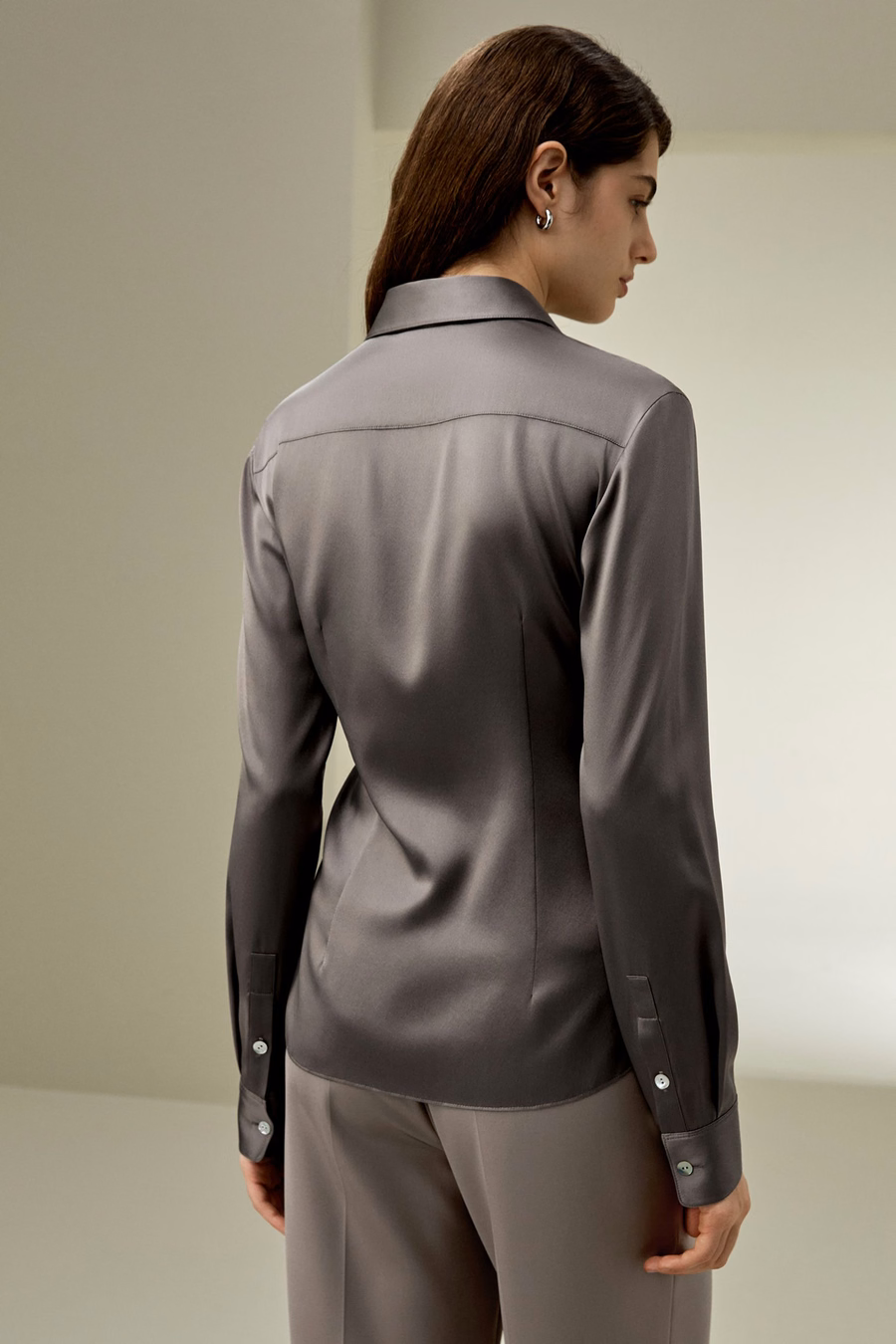 Camisa de seda con silueta elegante