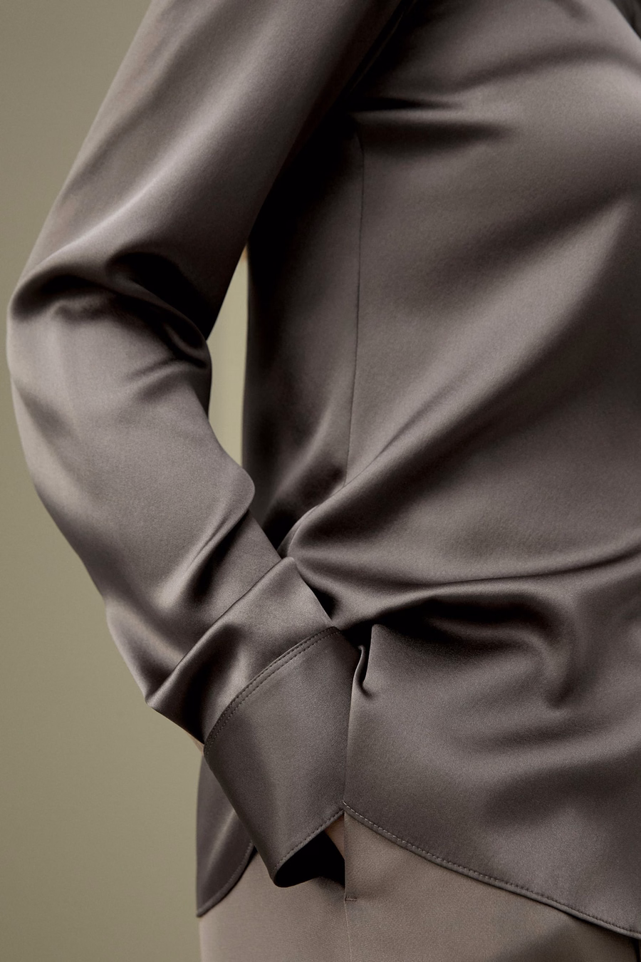 Camisa de seda con silueta elegante