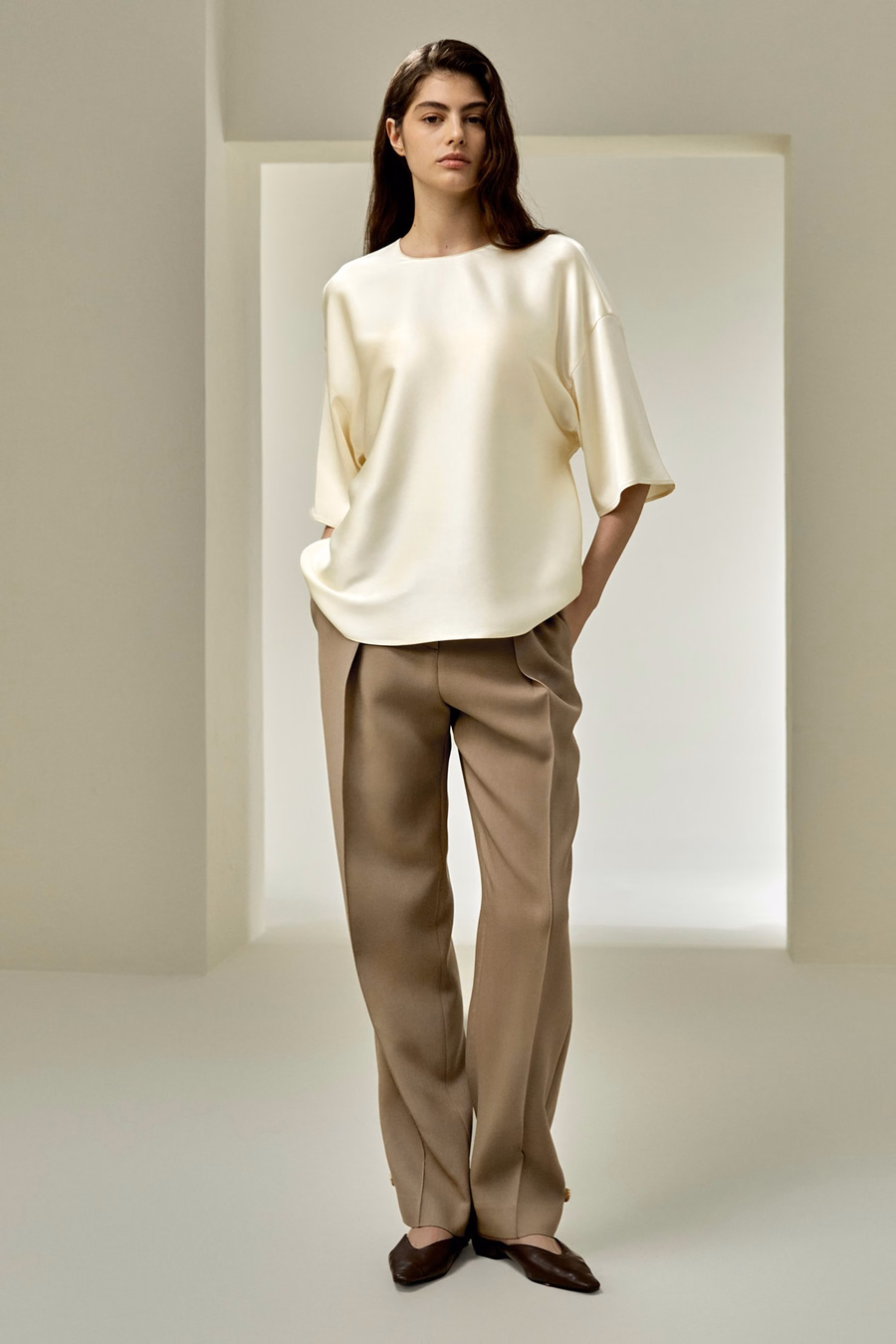 Blusa de seda relajada de cuello redondo