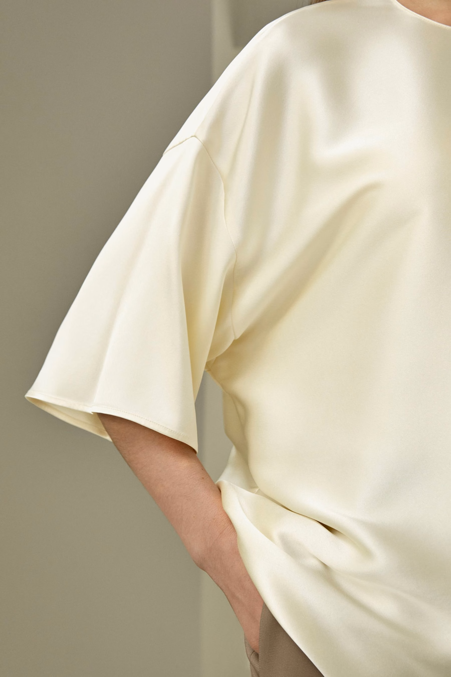 Blusa de seda relajada de cuello redondo