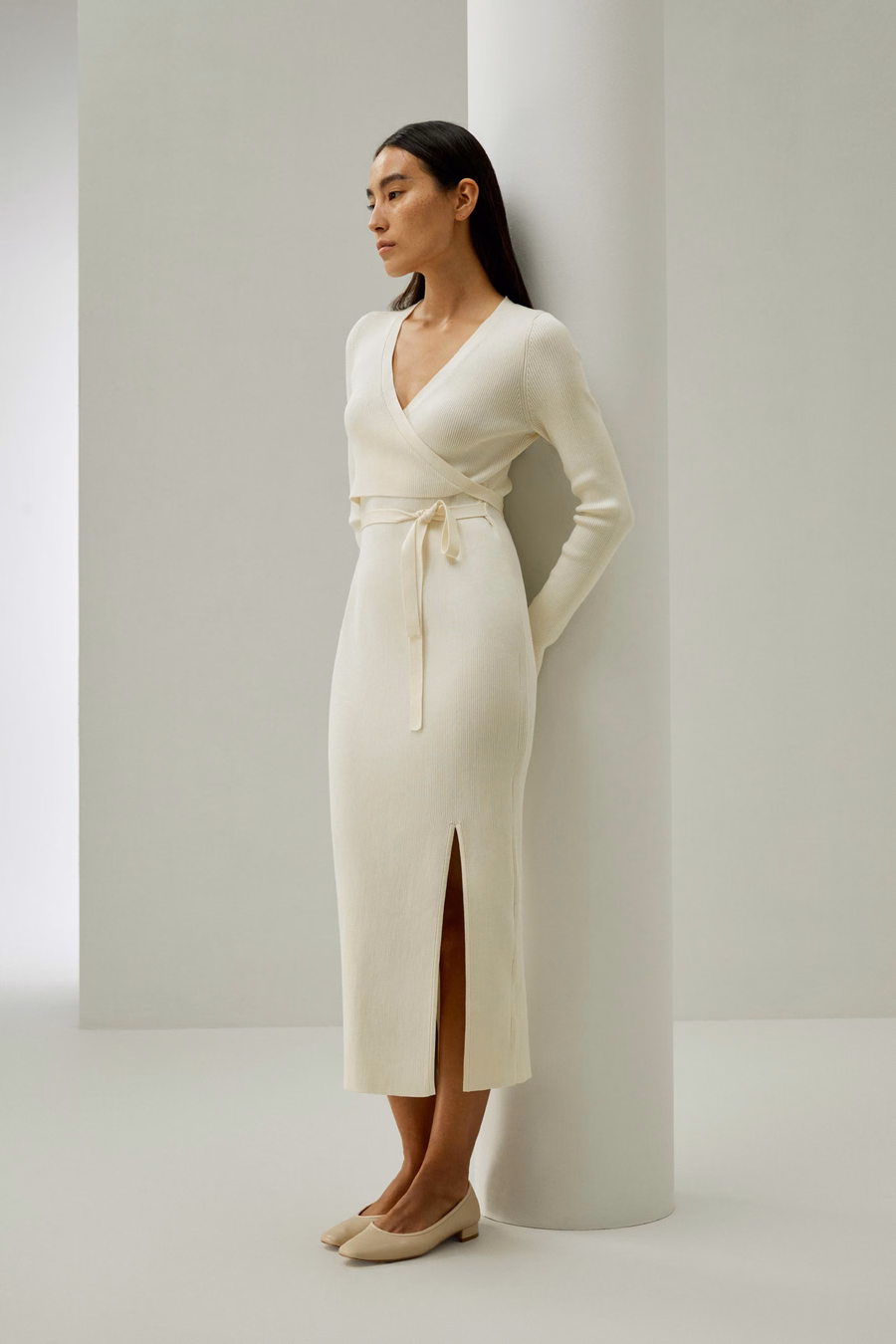 Vestido de seda tricotado elegante con frente envuelto