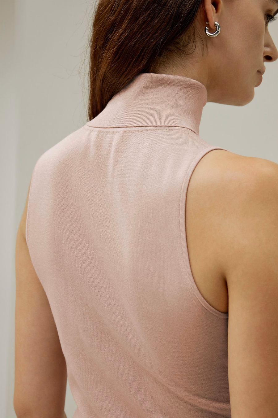Top Sin Mangas de Cuello Alto Minimalista
