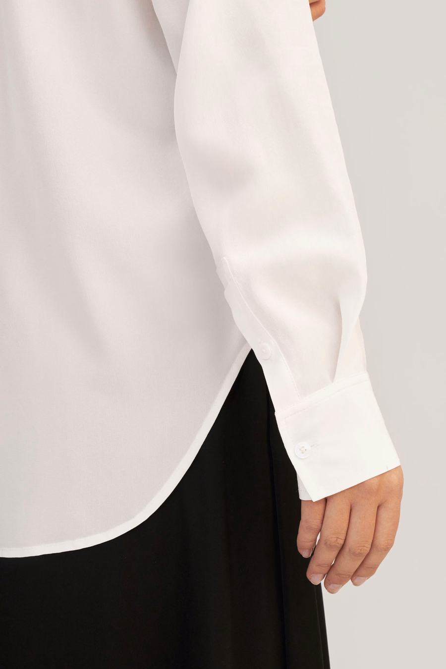 Camisa de seda oversize con hombros caídos