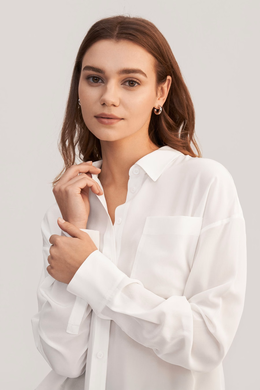 Camisa de seda oversize con hombros caídos
