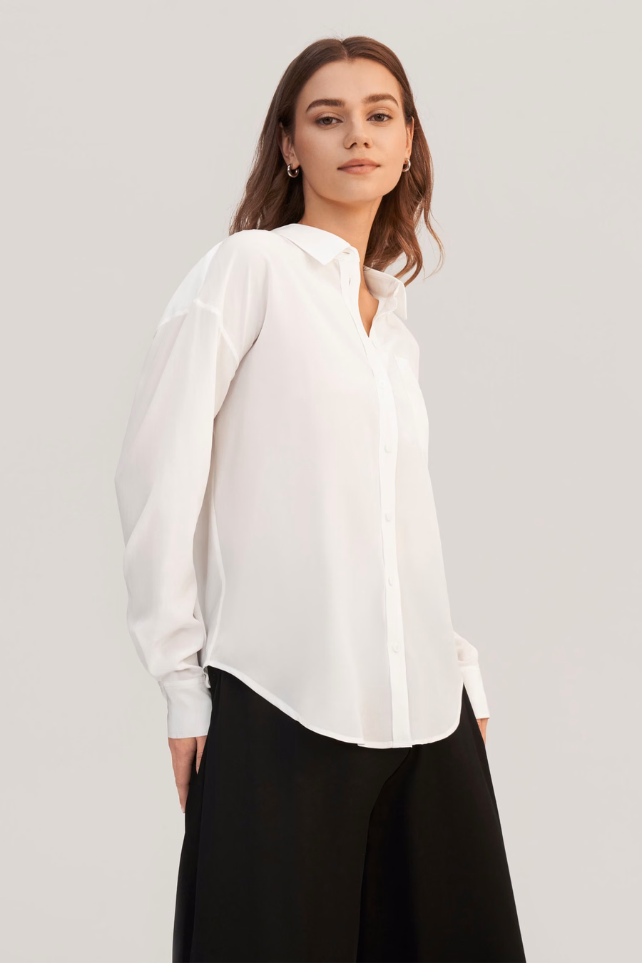 Camisa de seda oversize con hombros caídos