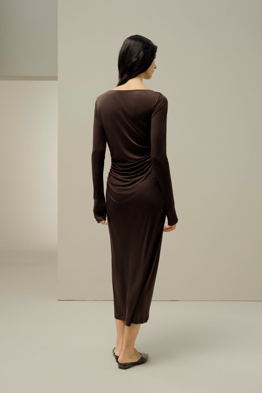 Vestido Midi Arrugado de Seda Elegante
