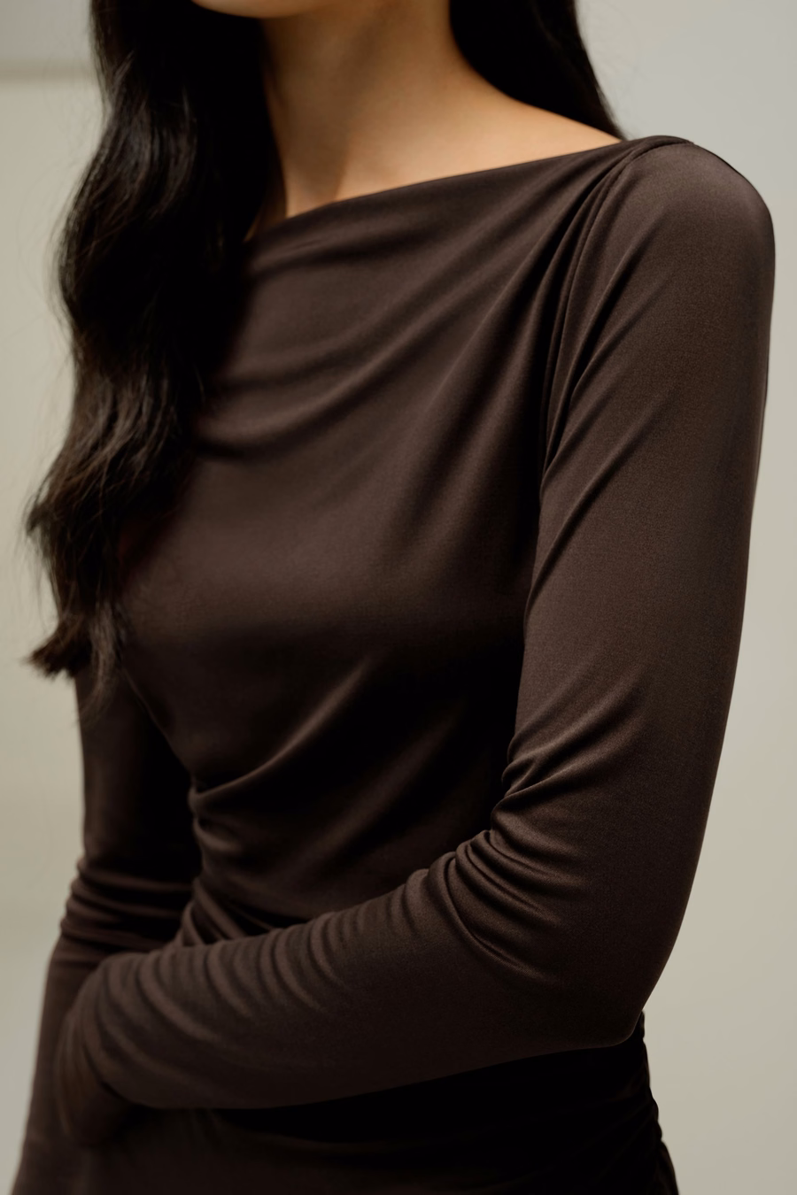 Vestido Midi Arrugado de Seda Elegante