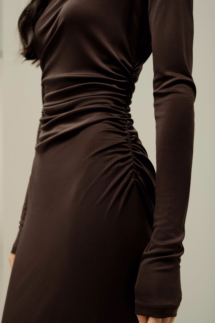 Vestido Midi Arrugado de Seda Elegante