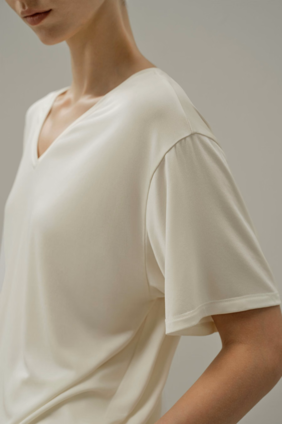 Camisa básica de cuello en V de jersey de seda Breeze