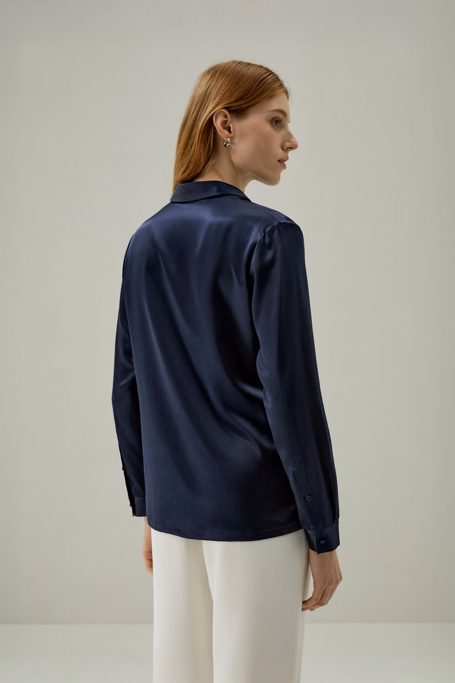 Camisa de Seda con Botón de Perla Clásica