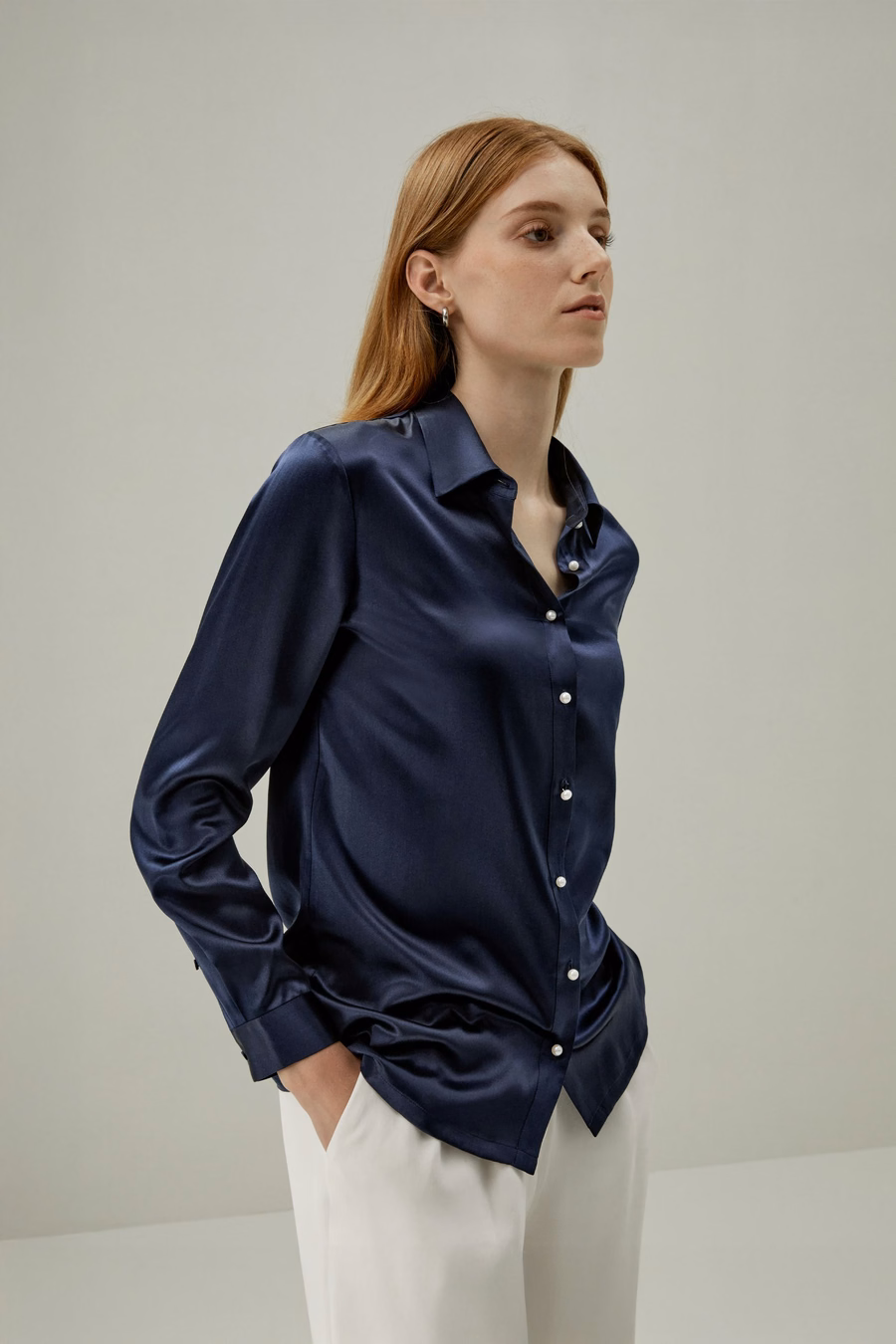 Camisa de Seda con Botón de Perla Clásica