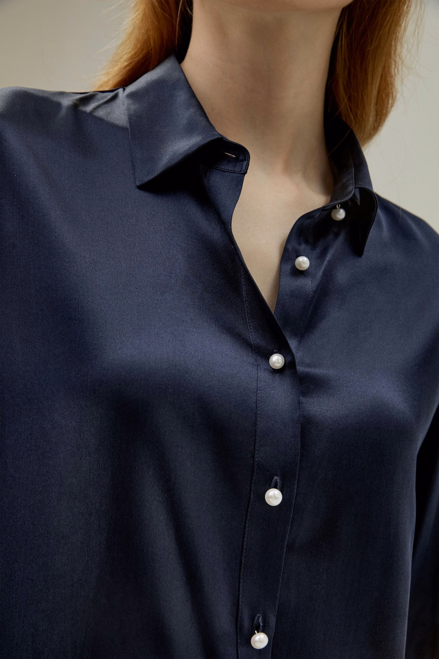 Camisa de Seda con Botón de Perla Clásica