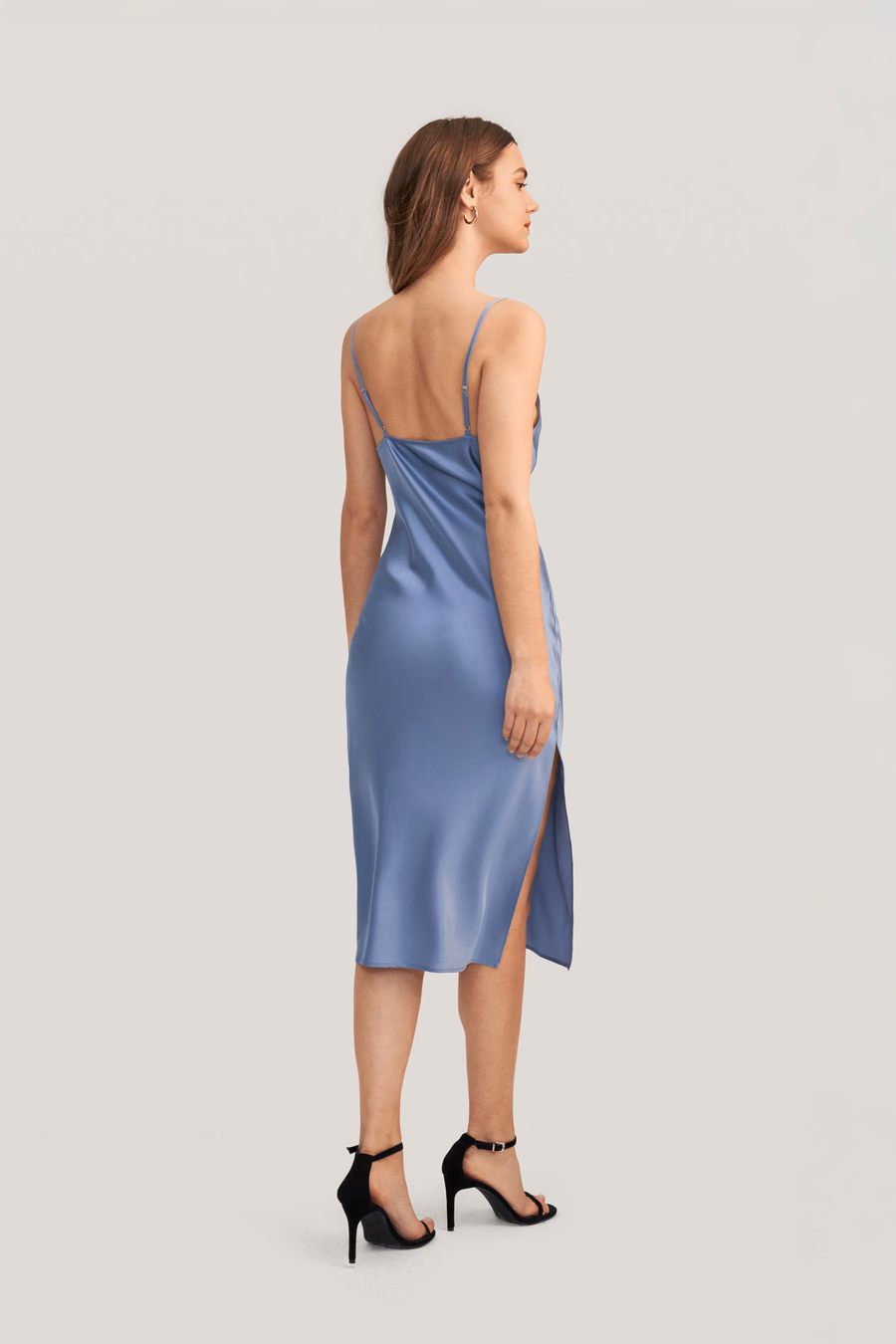 Vestido de Seda con Cuello Cowl Elegante y Atractivo