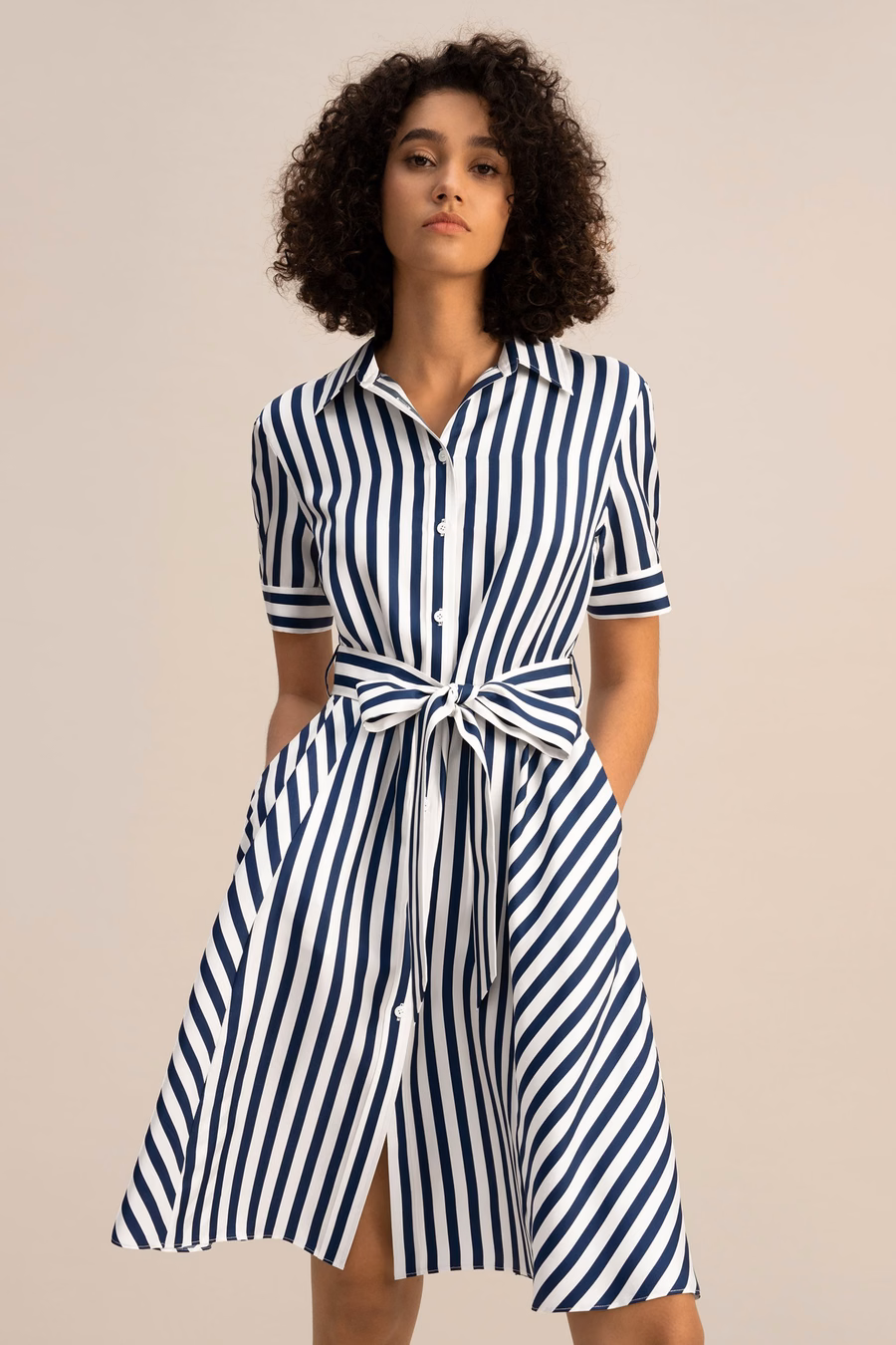 Vestido de seda Amalfi con rayas y cinturón
