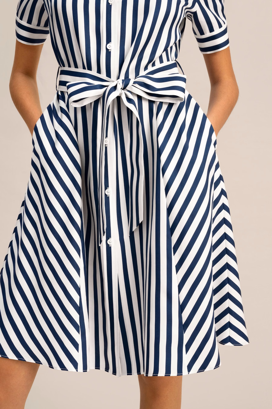 Vestido de seda Amalfi con rayas y cinturón
