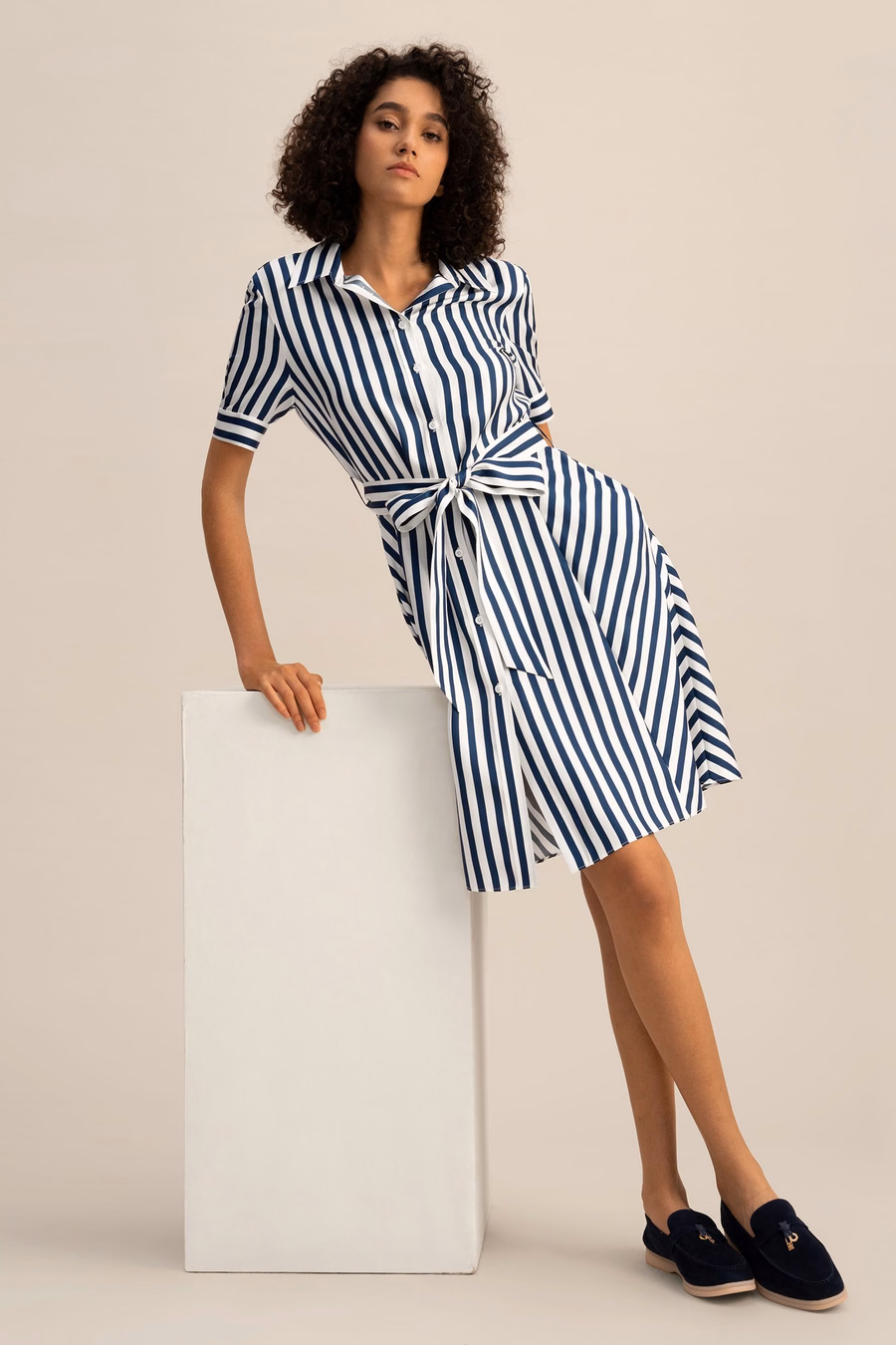 Vestido de seda Amalfi con rayas y cinturón